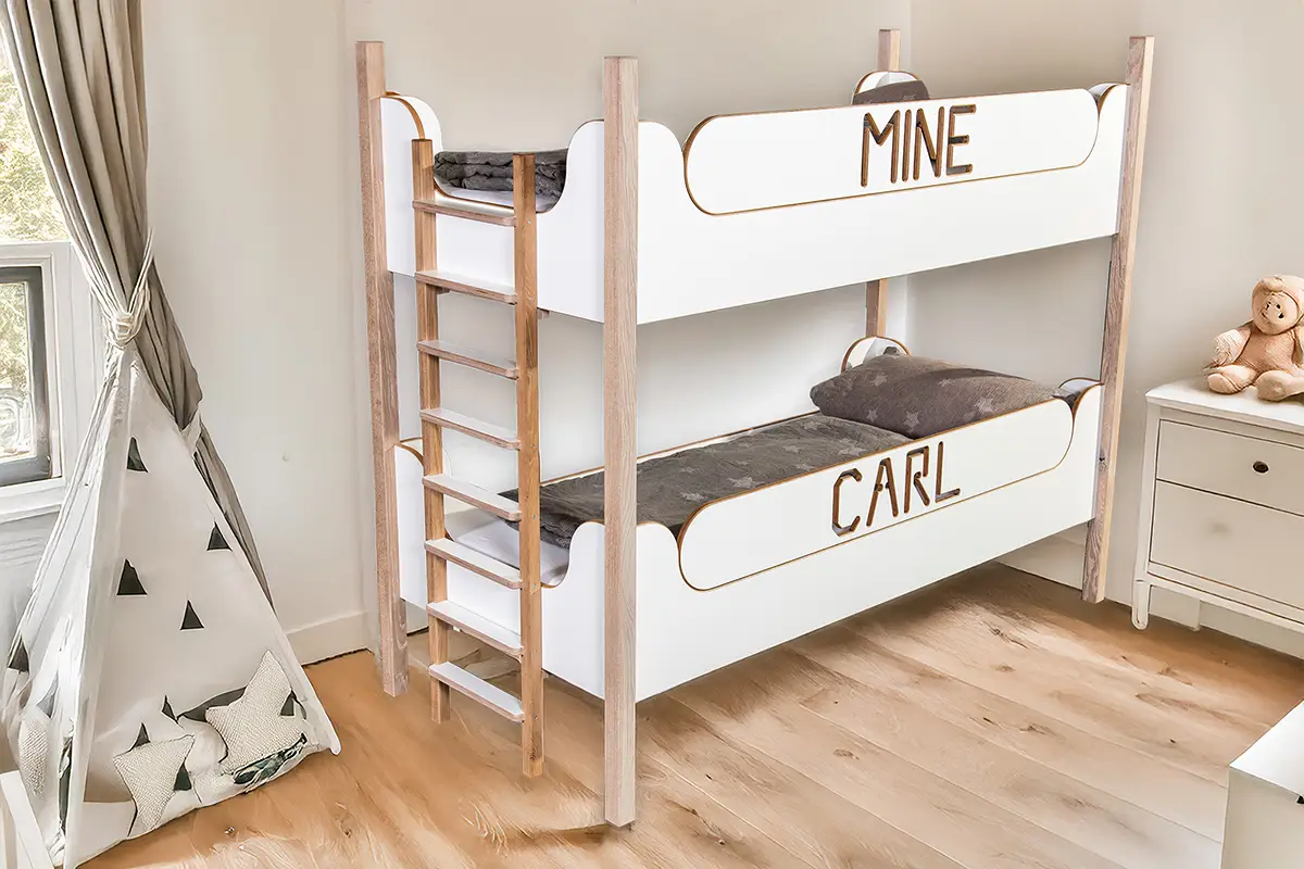 Kinder-Etagenbett "MINE" mit individualisierten Absturzsicherungen (optional erhältlich) Kinder-Etagenbett "MINE" mit individualisierten Absturzsicherungen (optional erhältlich)